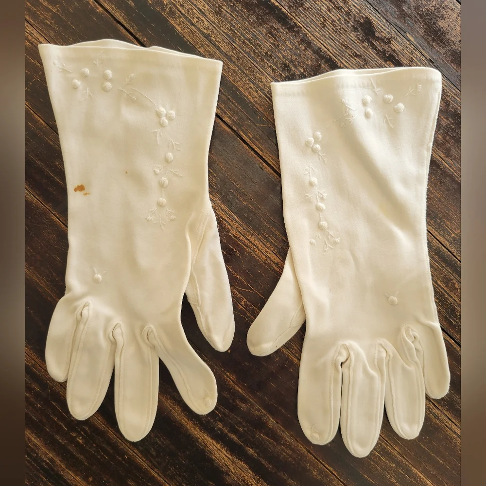 true Vintage 1940s Embroidered Gloves